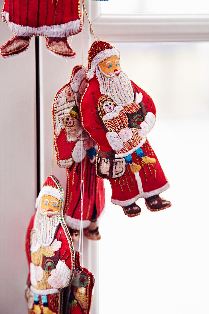 Weihnachtsmann-Figuren als Fensterdekoration