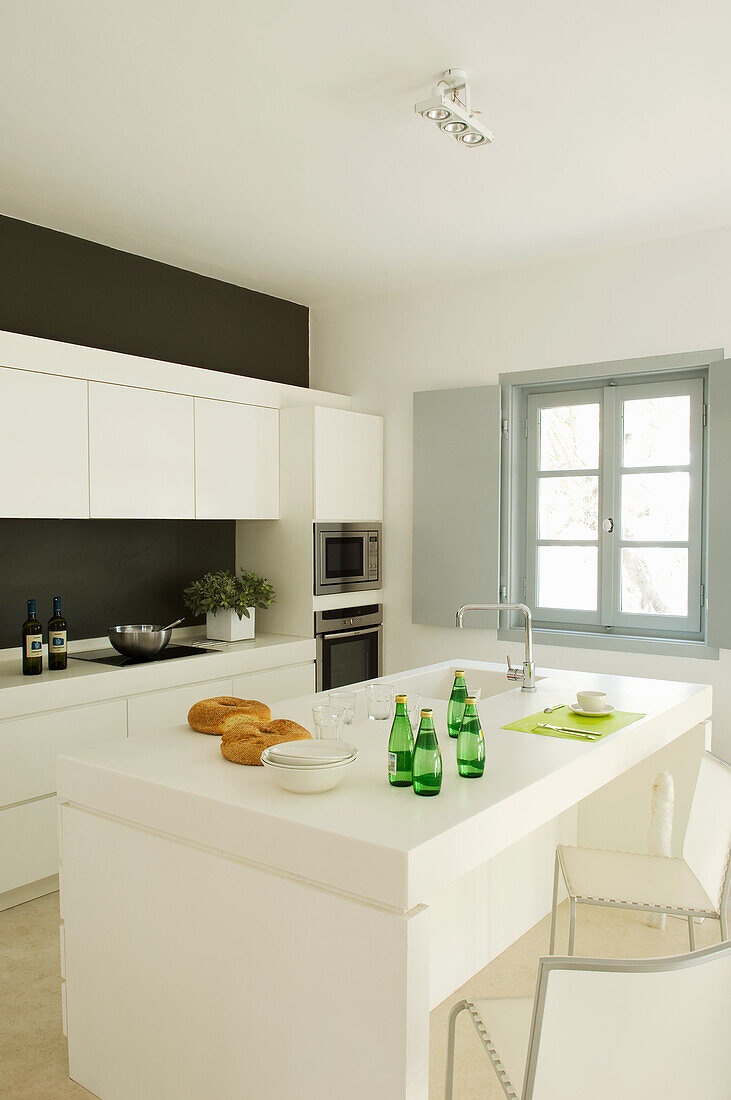 Moderne weiße Küche mit Kücheninsel