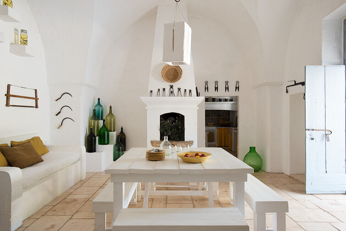 Mediterrane Küche mit Essbereich und gemauertem Kamin