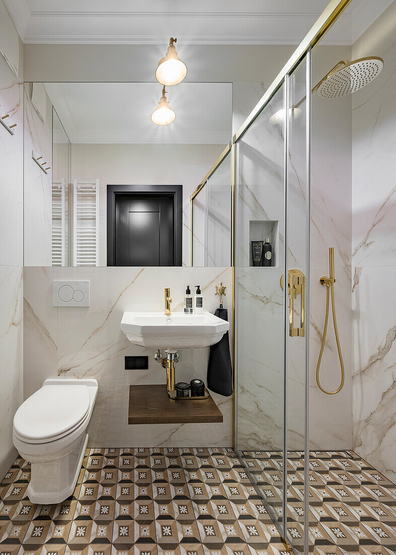 Kleines Badezimmer mit gemusterten Bodenfliesen, Marmorwand und verglaster Duschkabine