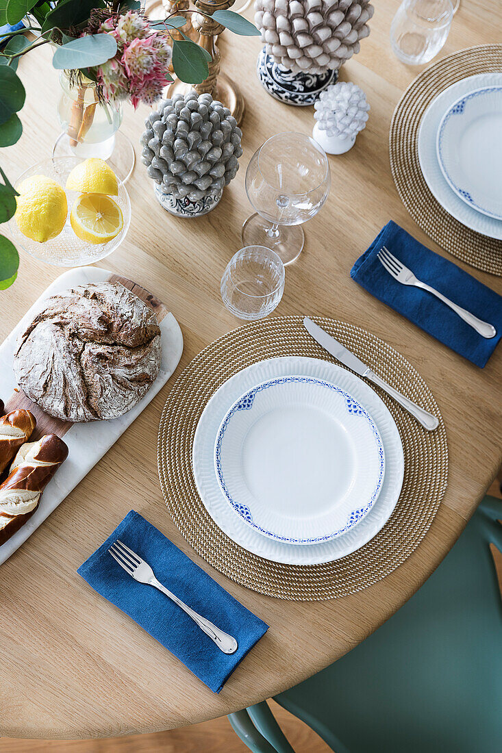 Gedeckter Tisch mit herbstlicher Dekoration und Brot