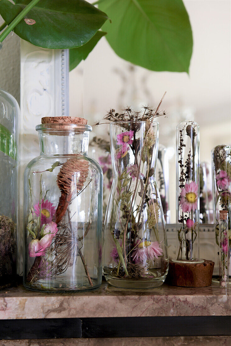 Dekorative Glasgefäße mit Blüten