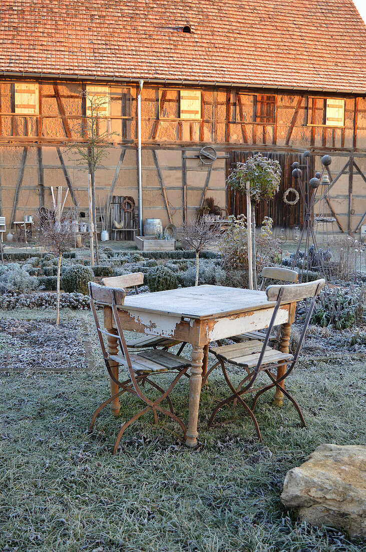 Ländlicher Sitzplatz im Winter am Bauerngarten