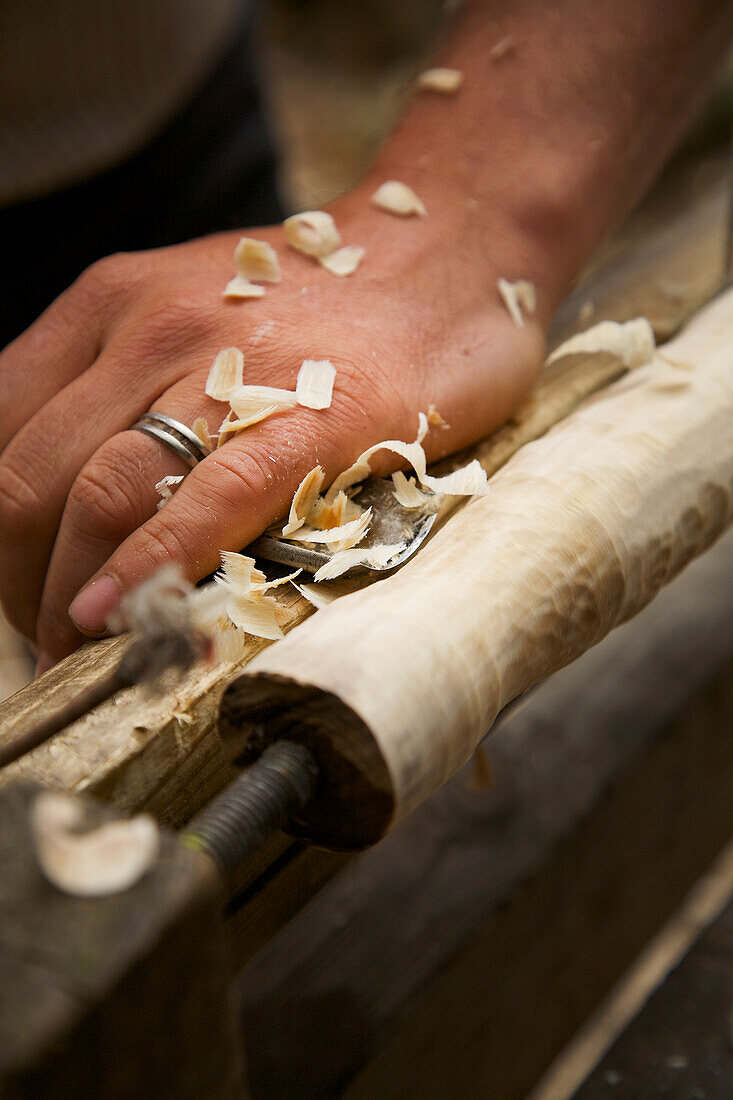 Holz mit traditionellem Werkzeug bearbeiten