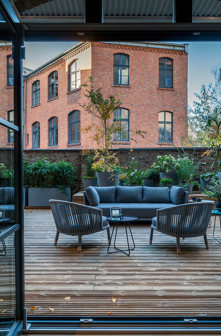 Terrassengestaltung mit Loungemöbeln und Holzdielen