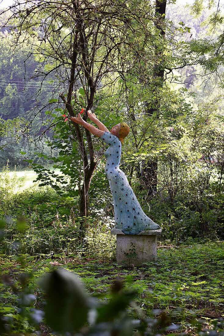 Skulptur einer Tänzerin im Garten