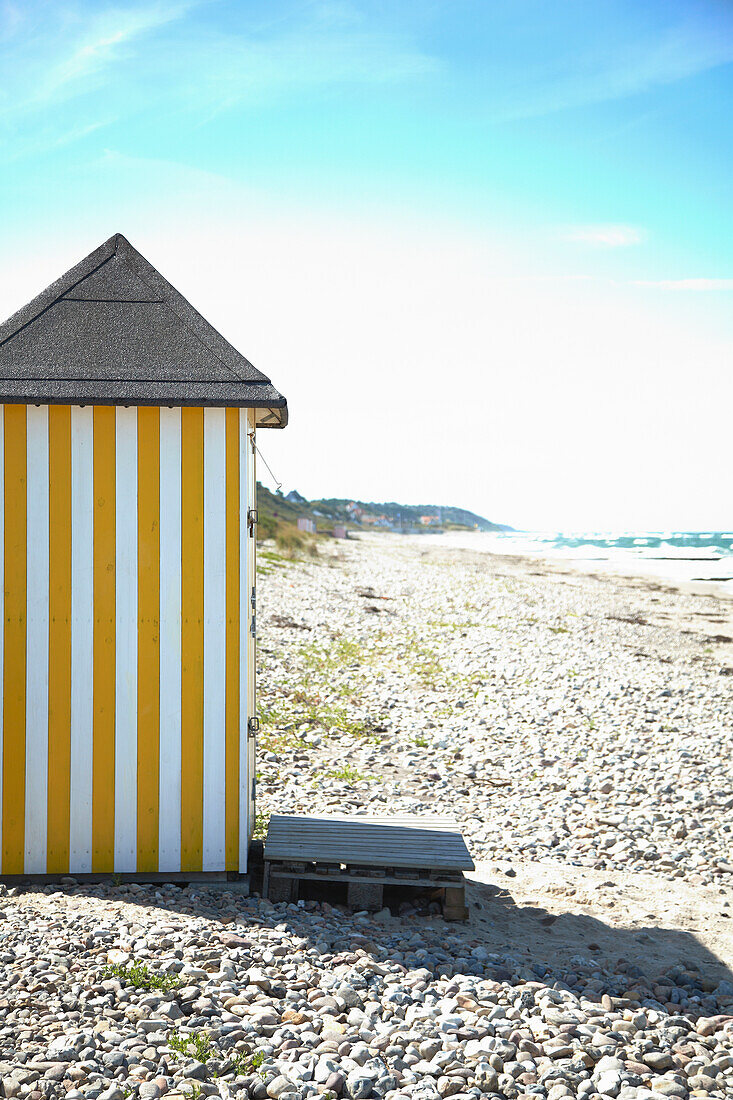 Gelb-weiße Umkleidekabine am Strand