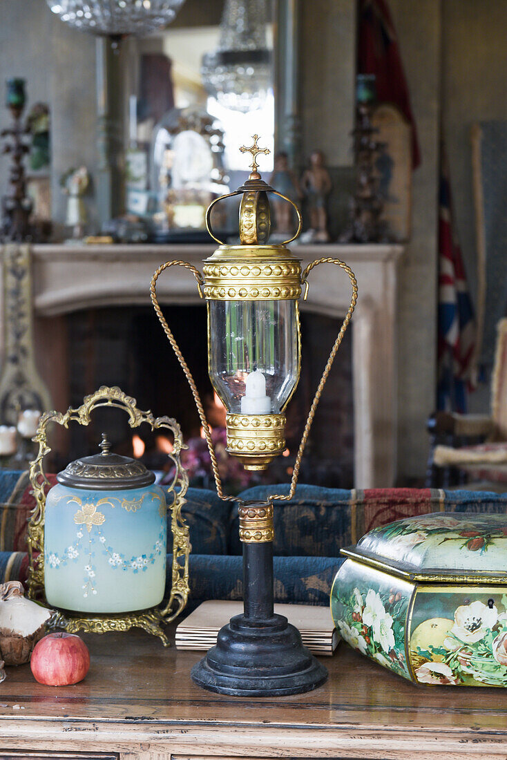 Antiker Leuchter im Wohnzimmer mit Trödel und nostalgischer Deko