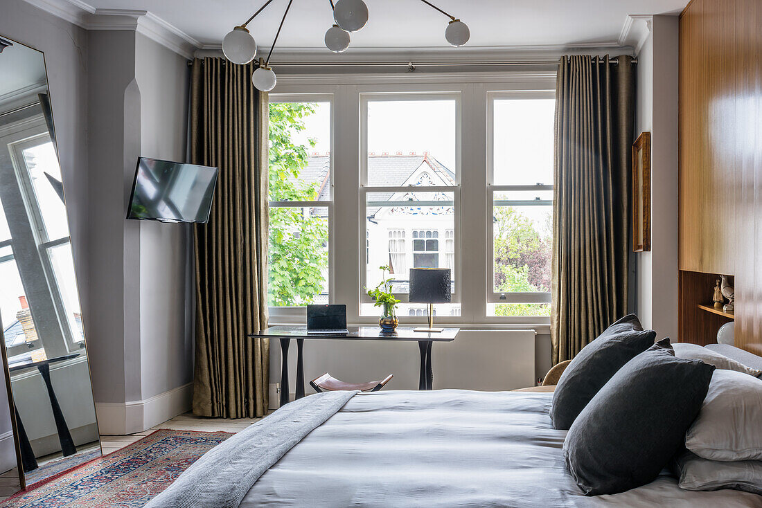 Schlafzimmer mit Arbeitsplatz am Fenster