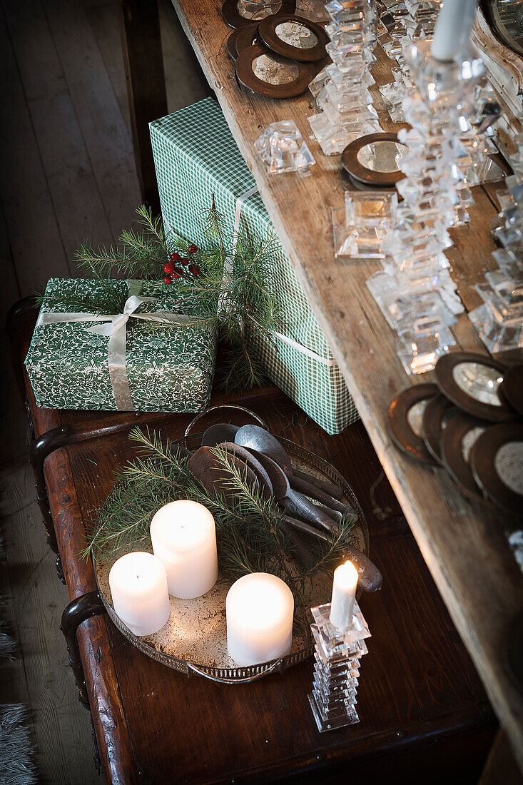 Glas-Kerzenhalter auf Holztisch, Weihnachtsdekoration und Geschenk auf Vintage Truhe