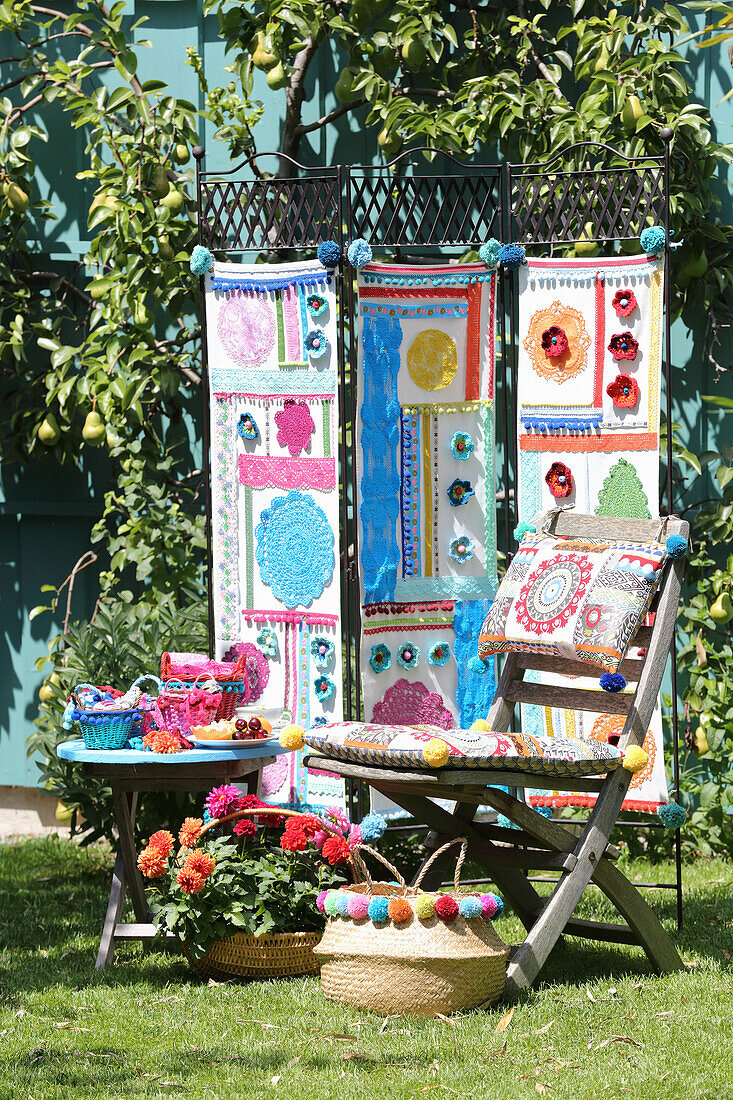 Paravent mit Spitzendecken, Borten, Häkelblüten und Pompons, DIY-Stuhlkissen mit Pompons auf Holzstuhl