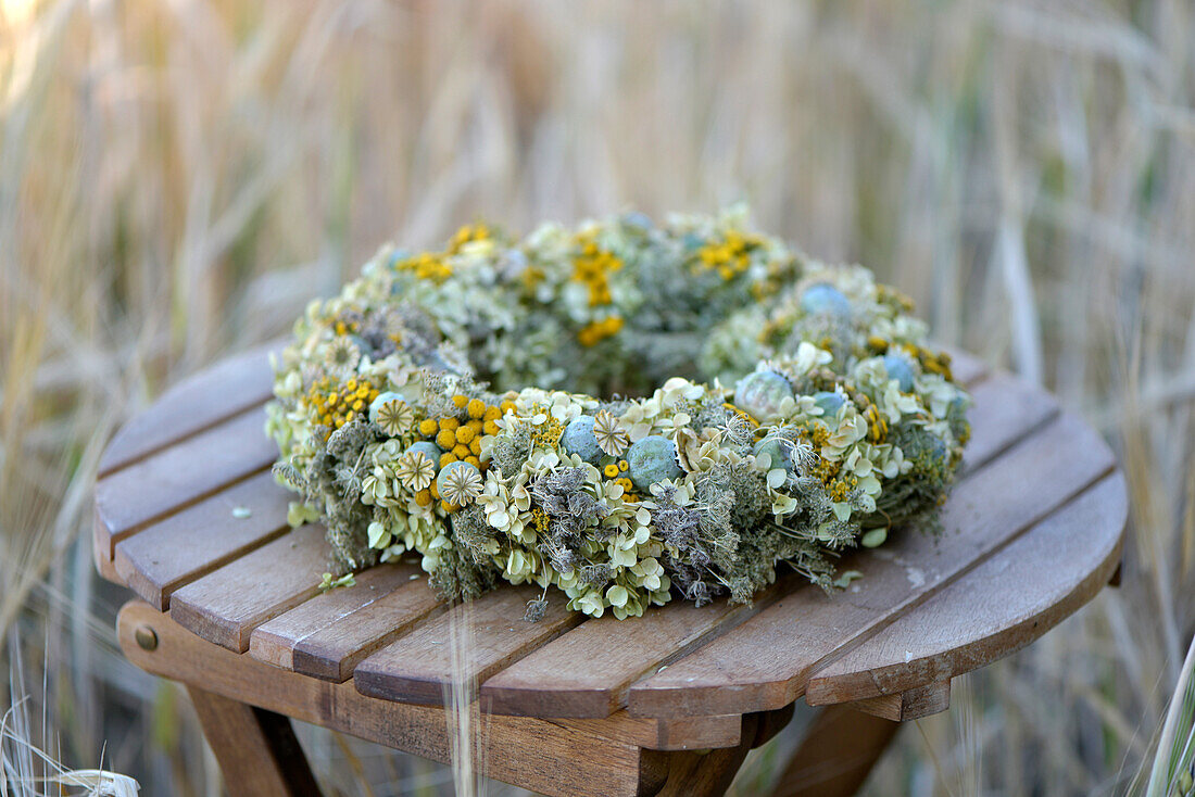 Sommerkranz, Material auf einen Strohrömer gebunden (Hortensien, Mohnkapseln, Rainfarn, Wilde Möhre) eingetrockneter Kranz