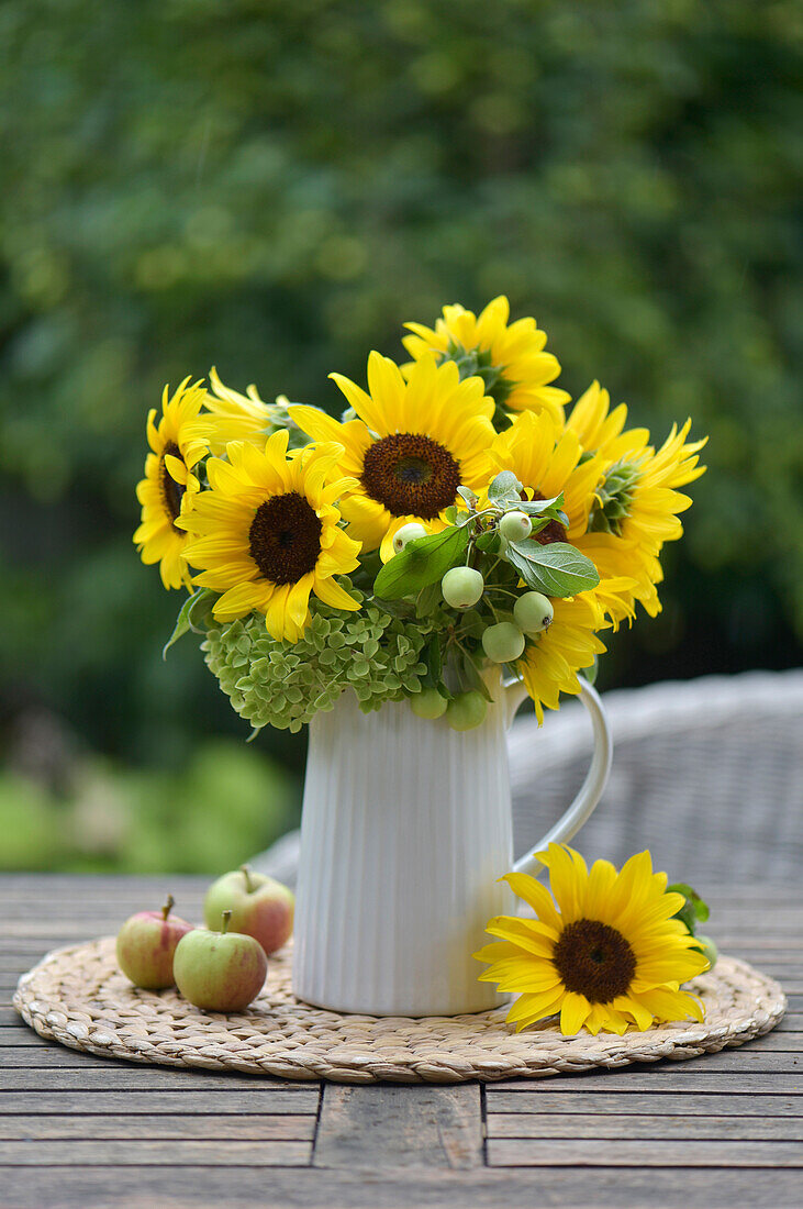 Vase mit Sonnenblumen, Zieräpfeln und Hortensien