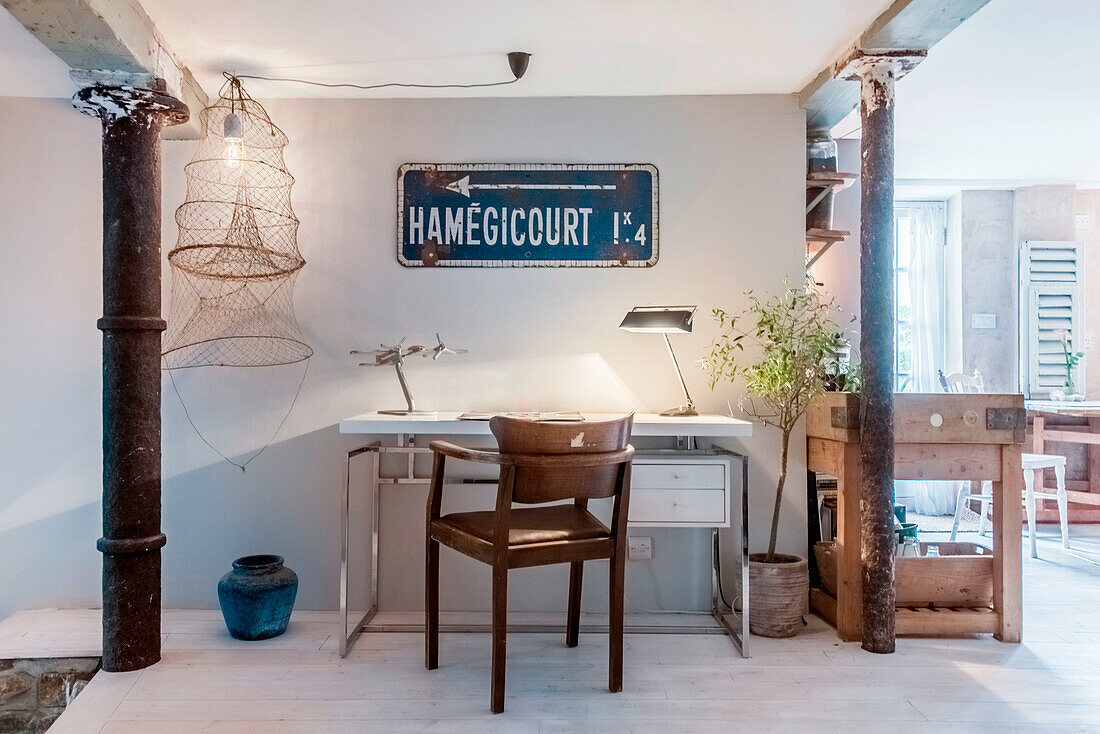 Arbeitsplatz mit Vintage-Straßenschild in Loft-Wohnung