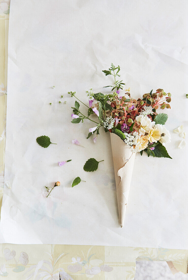 Papiertüte mit Sommerblumenstrauß