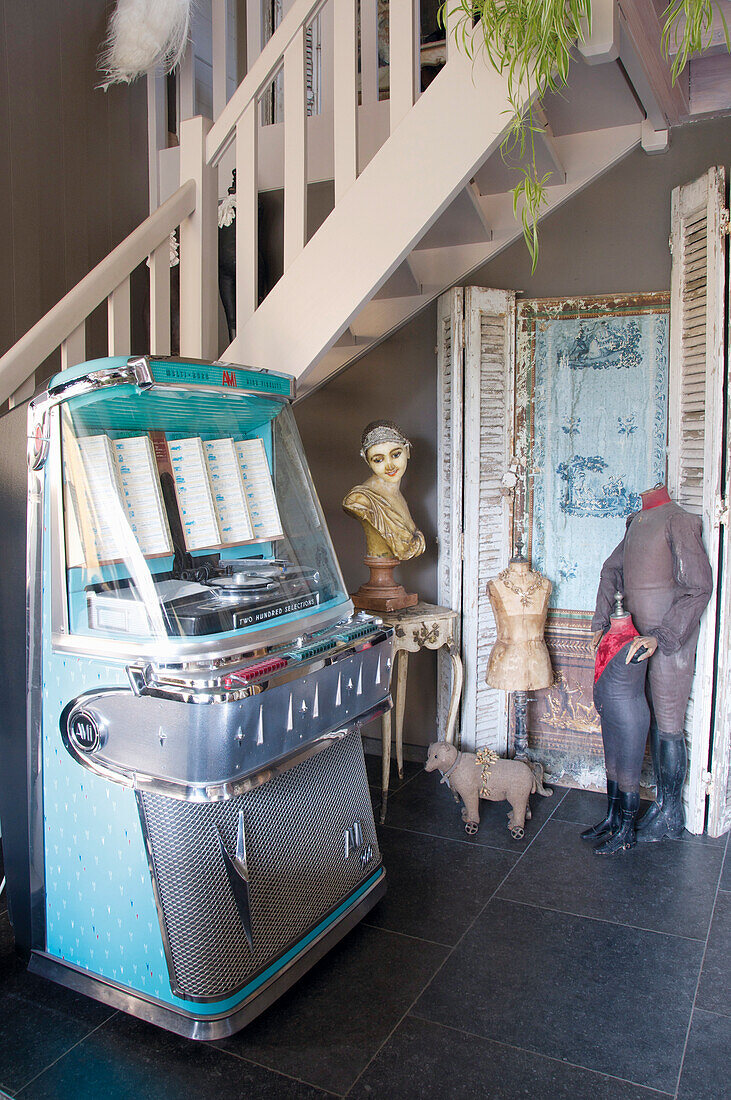Retro Jukebox und Schneiderpuppen in der Treppenhalle