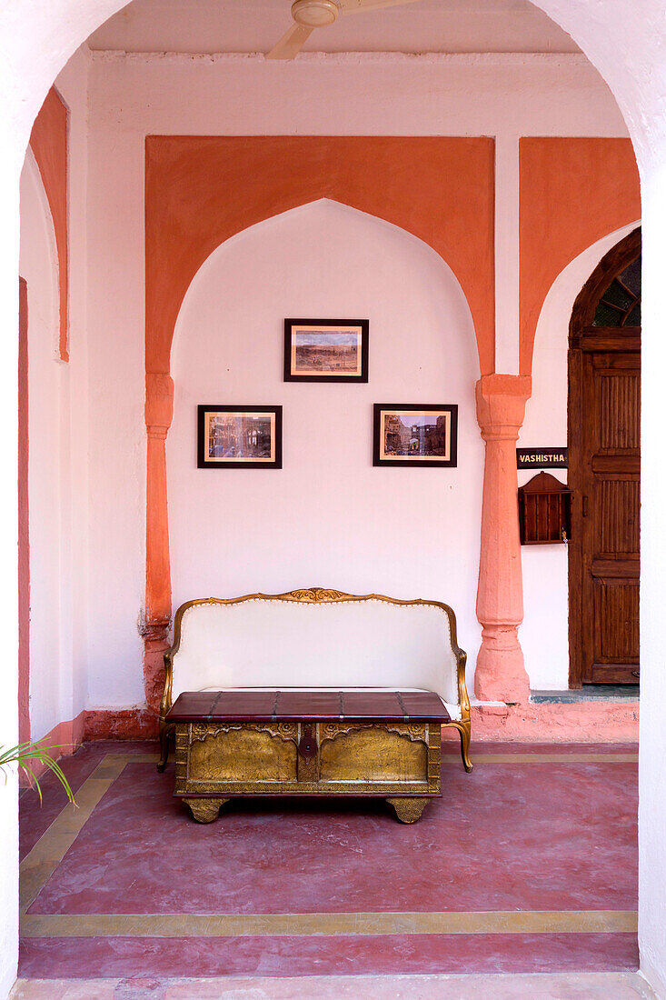 Indien, Rajasthan, Alwar, Heritage Hotel Ram Bihari Palace, Korridor mit Sofa und altem Tisch