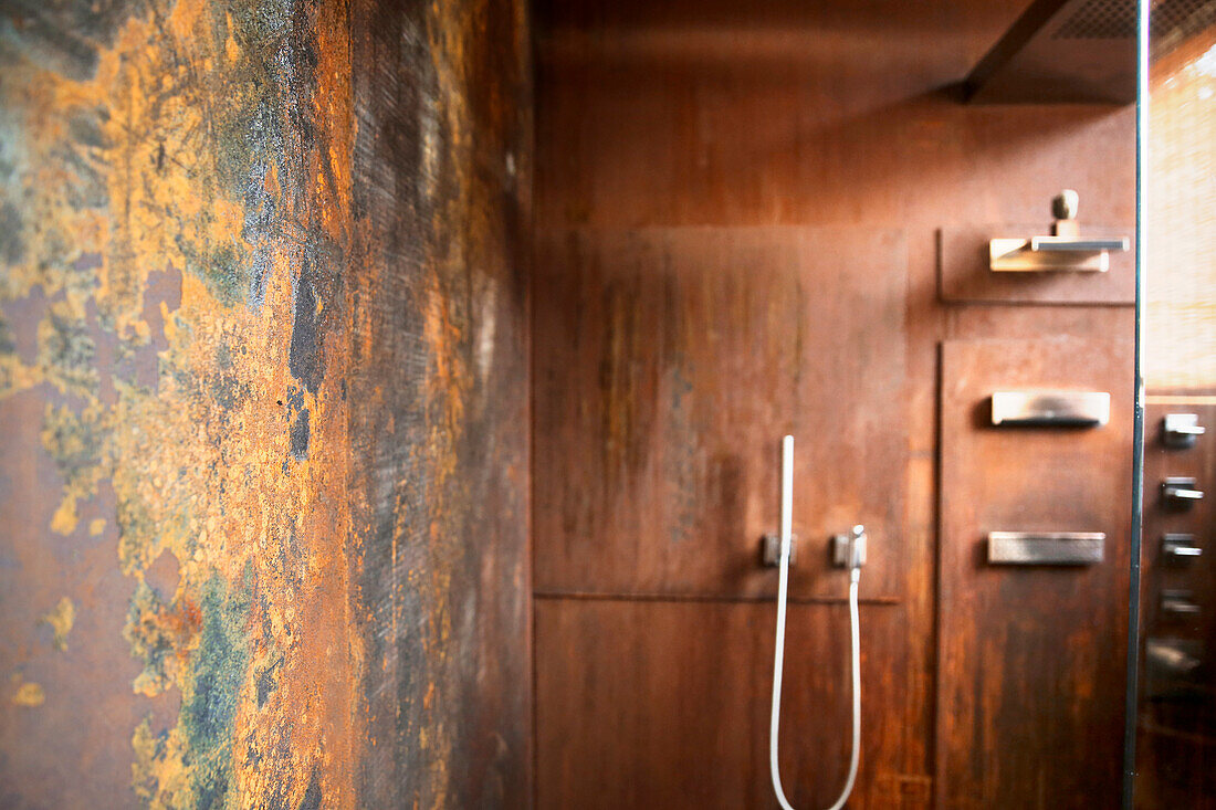 Badezimmer mit Wandverkleidung aus Cortenstahl
