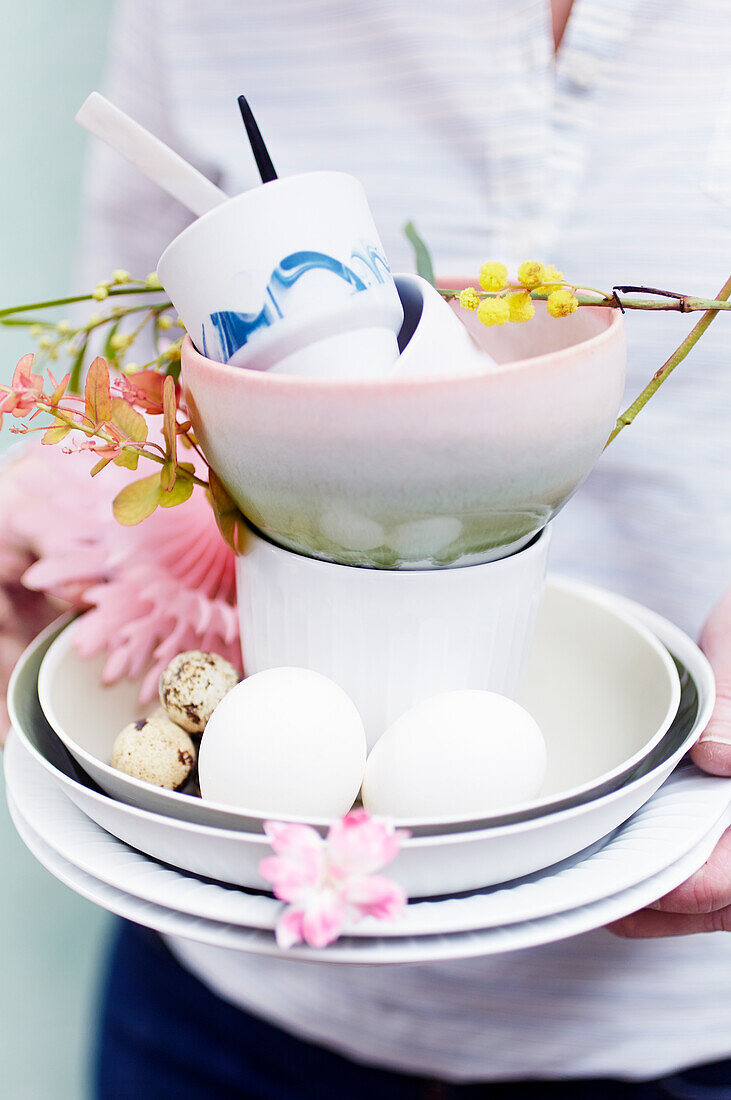 Keramikschalen mit Blüten und Ostereiern