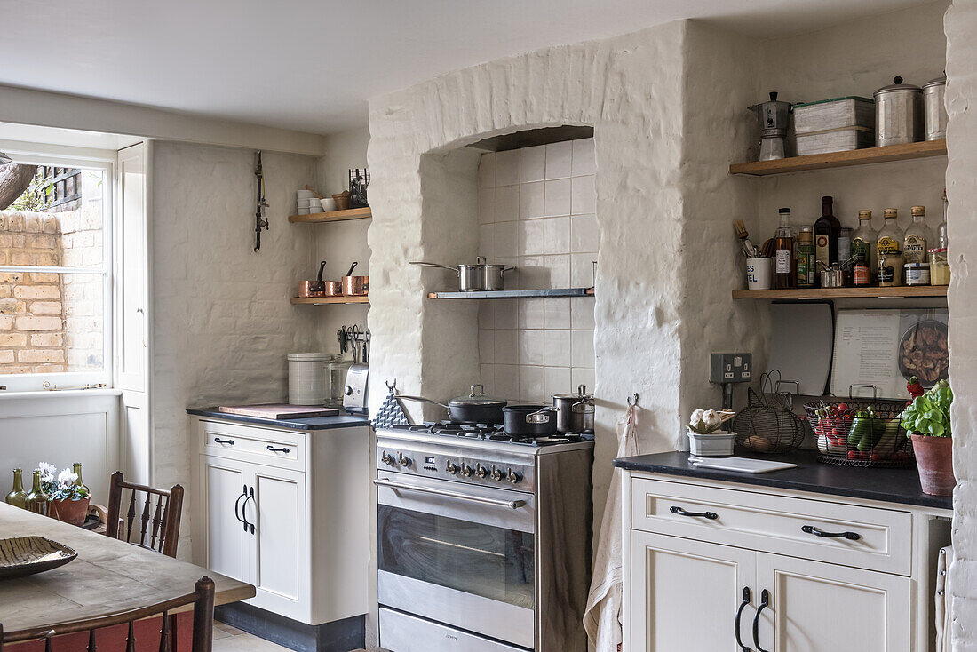 Unterschränke mit Schieferplatten und Gasherd in Wandnische in der Küche