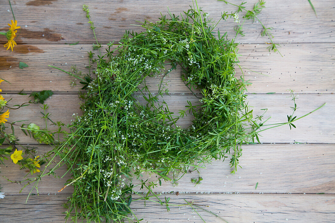 DIY-Kranz aus Gräsern und Blumen