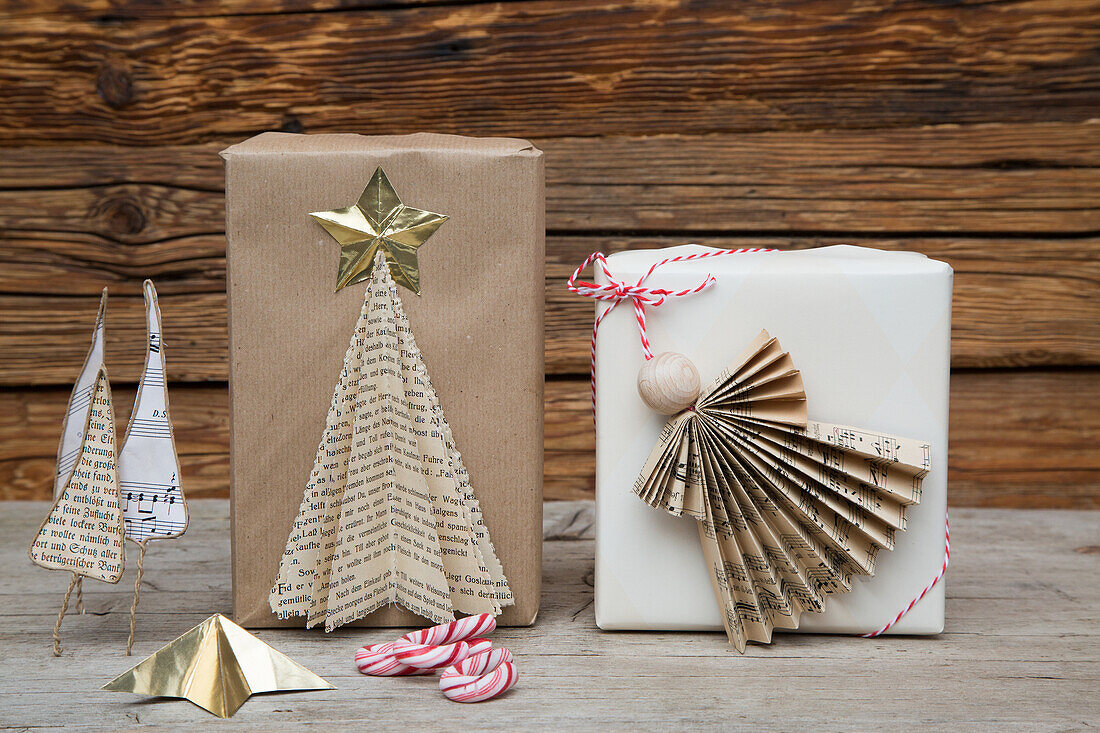 Weihnachtliche DIY-Dekoration mit Geschenken und Papier-Tannenbäumen