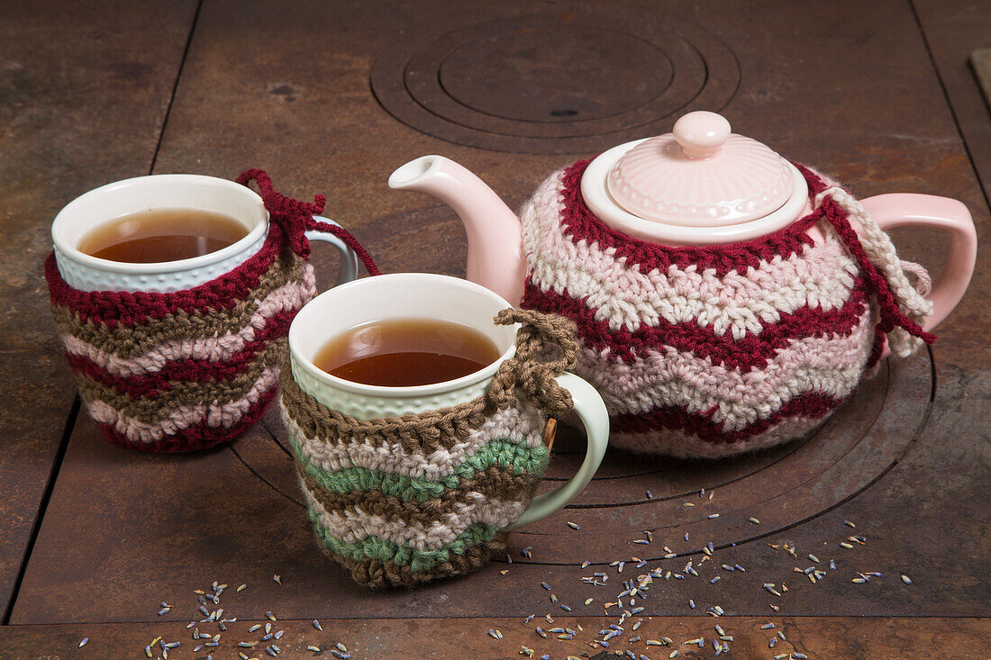 Teapot and teacups with knitted cover