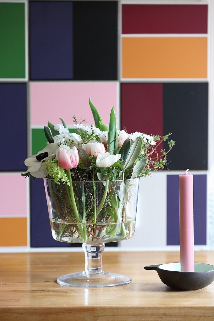 Tulpen, Anemonen und Ranunkel im Glaspokal