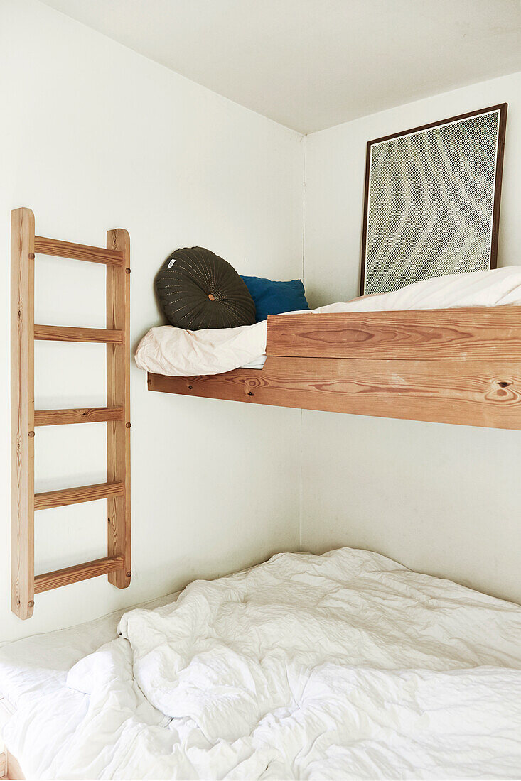 Eingebautes Doppelbett, darüber Etagenbett aus Holz