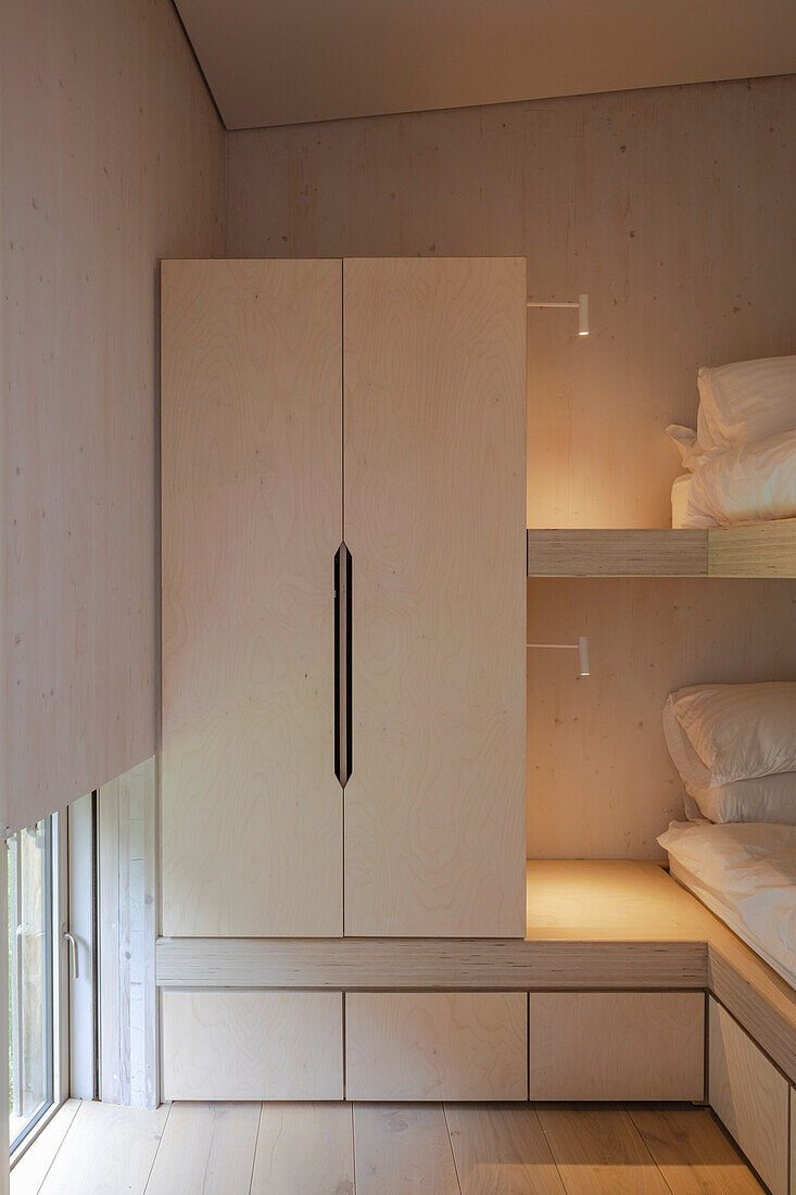 Schlafzimmer mit maßgefertigem Etagenbett