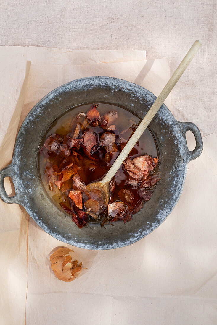 Zwiebelschale als natürlicher Farbstoff