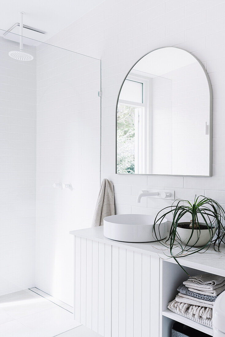 Bogenförmiger Spiegel im Bad ganz in Weiß