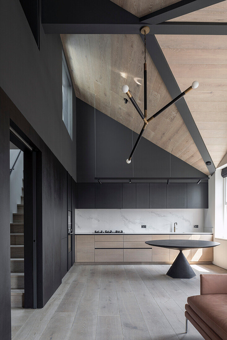 Küche in minimalistischem Wohnraum, Blick ins Treppenhaus