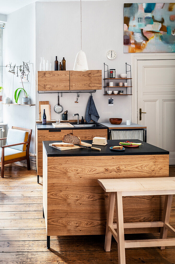 Kücheninsel und Stehbank-Bock aus Holz in Handwerkskunst in offener Küche