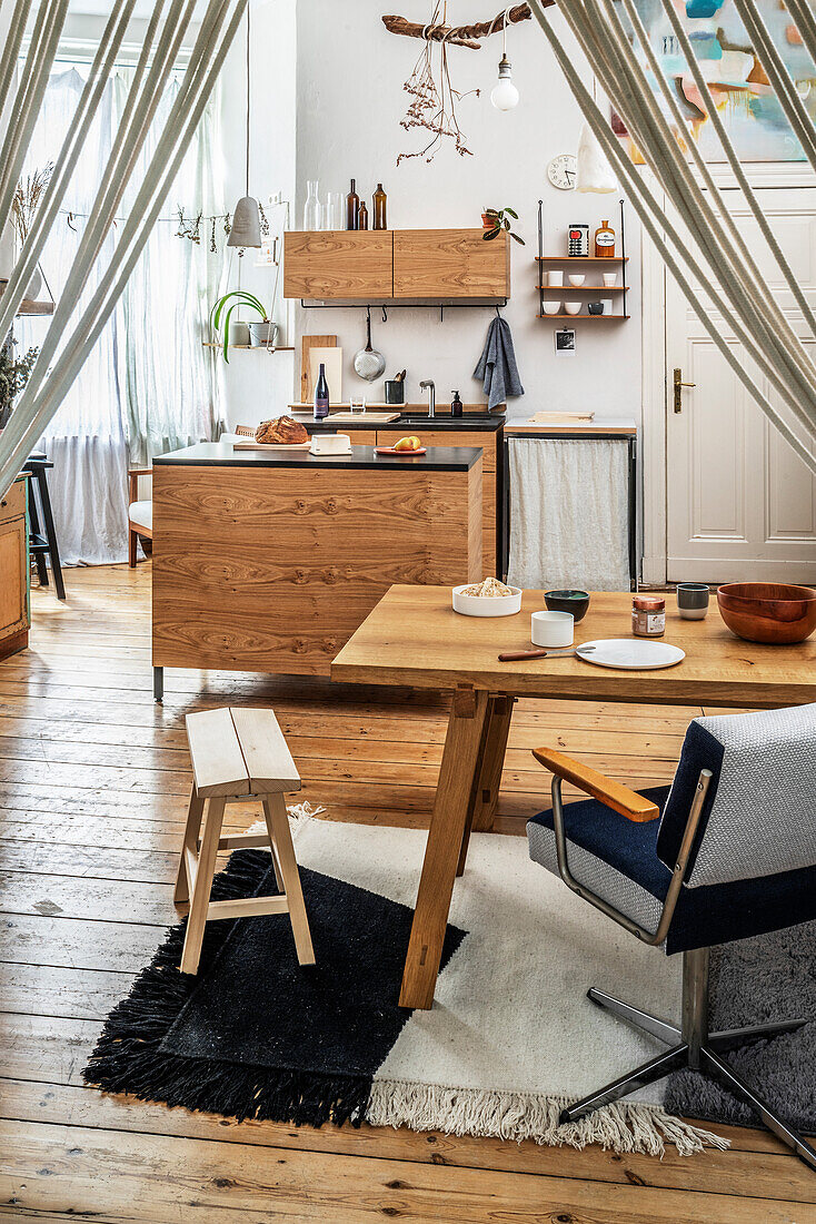 Esstisch und Küchenzeile aus Holz in Handwerkskunst
