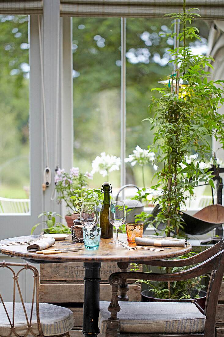 Runder, gedeckter Tisch vor dem Fenster