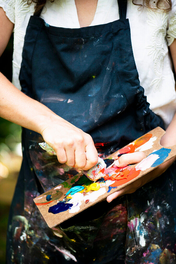 Malerin mit Farbplatte