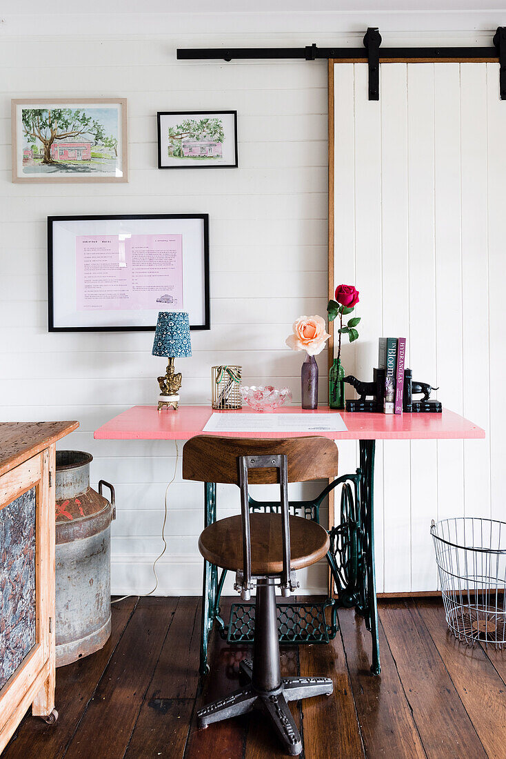 Antiker Drehstuhl und Nähmaschinentisch mit rosa Tischplatte