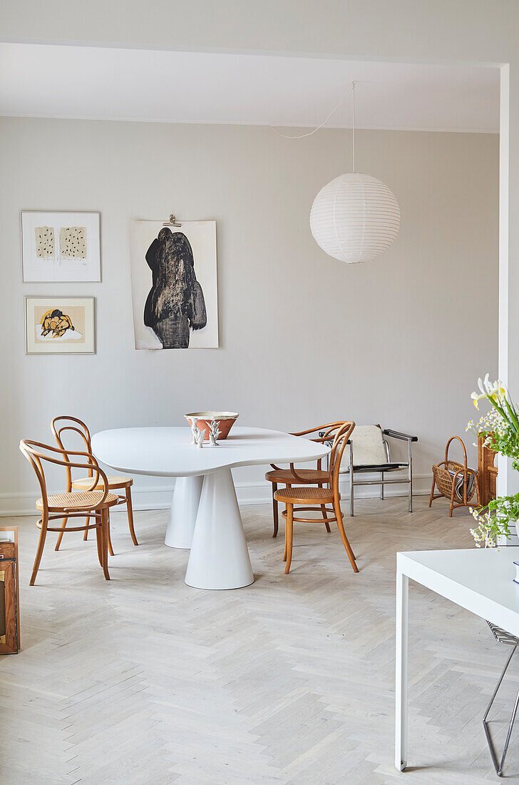Esstisch mit organischer Form und Kaffeehausstühle im Esszimmer