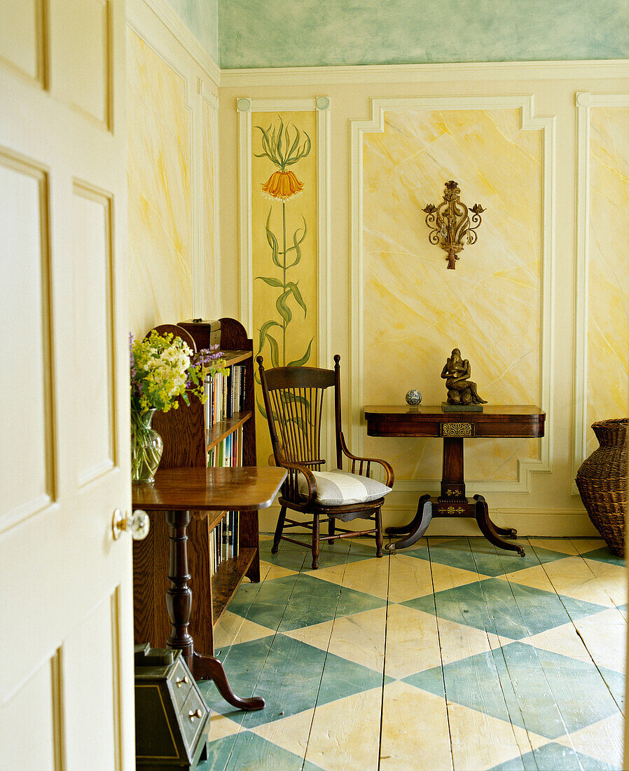 Gelbes und grünes Zimmer mit bemalten Dielen und antiken Möbeln