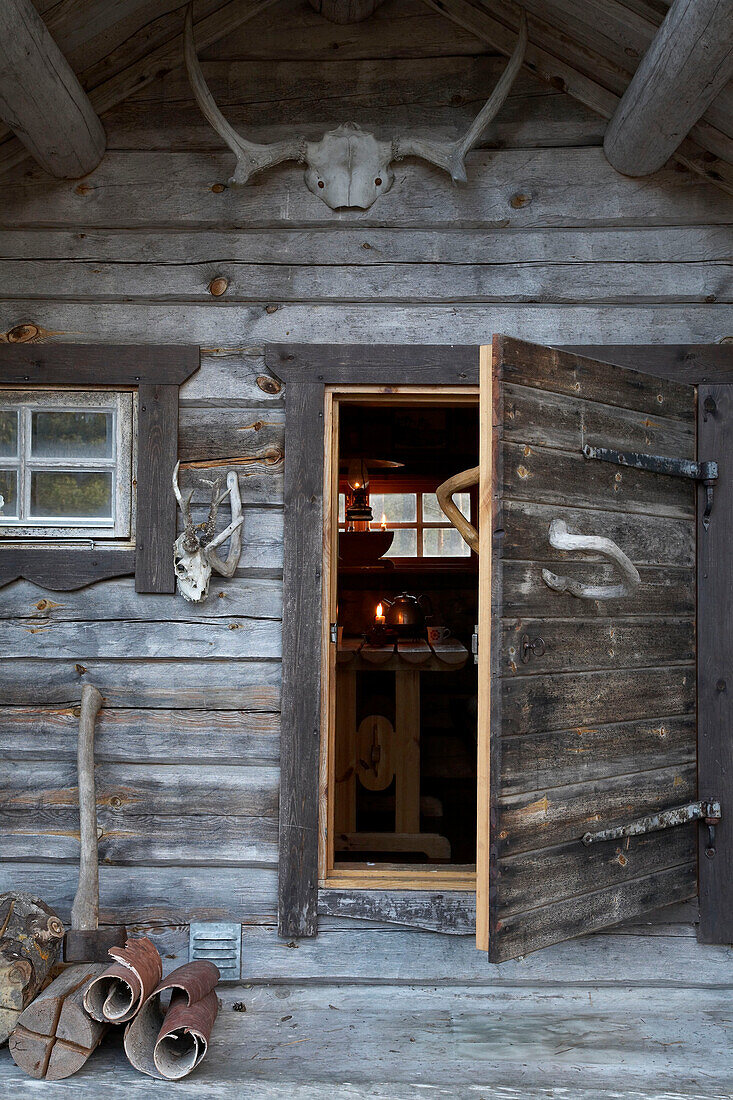 Offene Tür einer Jagdhütte im Wald von Svartadalen, Schweden