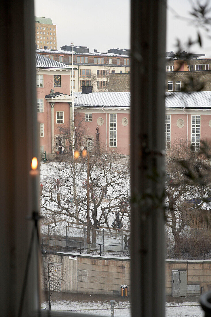 Blick durch die Fenstertüren einer Stockholmer Wohnung aus dem 20. Jahrhundert im Winter