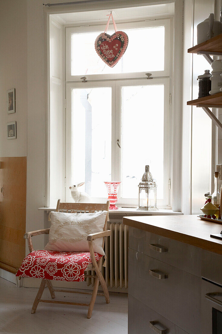 Floral gemusterter Stoff auf einem Stuhl am Fenster einer Stockholmer Wohnung des 20. Jahrhunderts