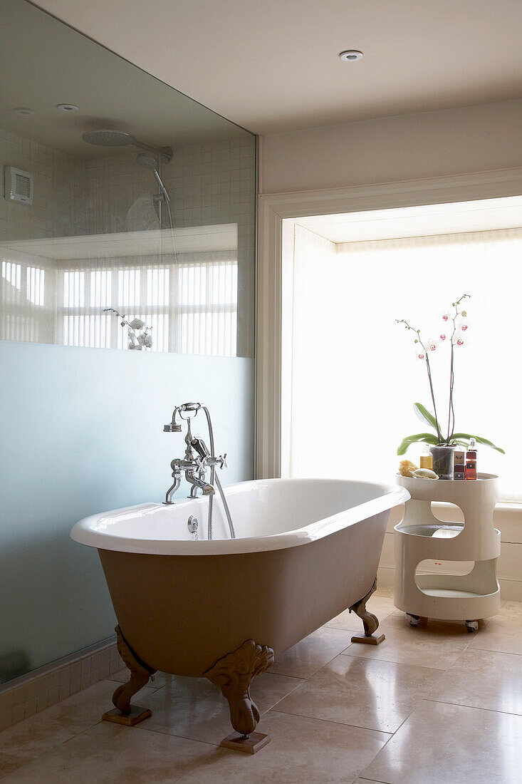 Freistehende Badewanne mit Stauraum in einem Badezimmer in Rye, Sussex