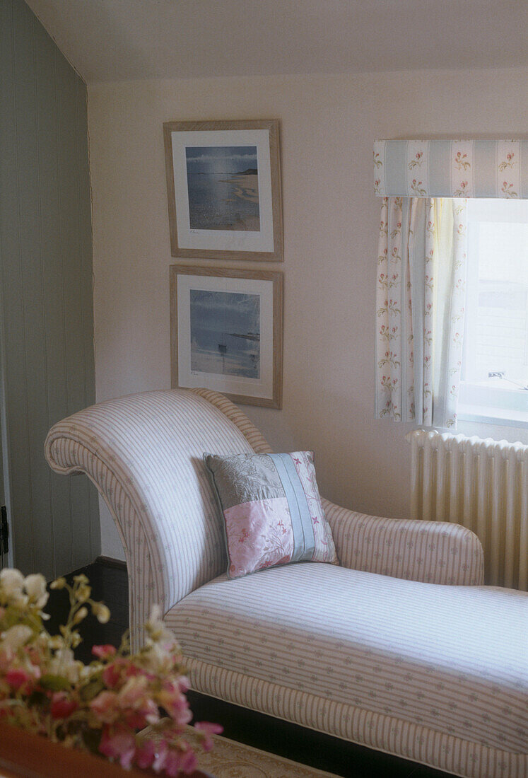 Chaiselongue mit Kissen an einem Fenster in einem Zimmer im Landhausstil