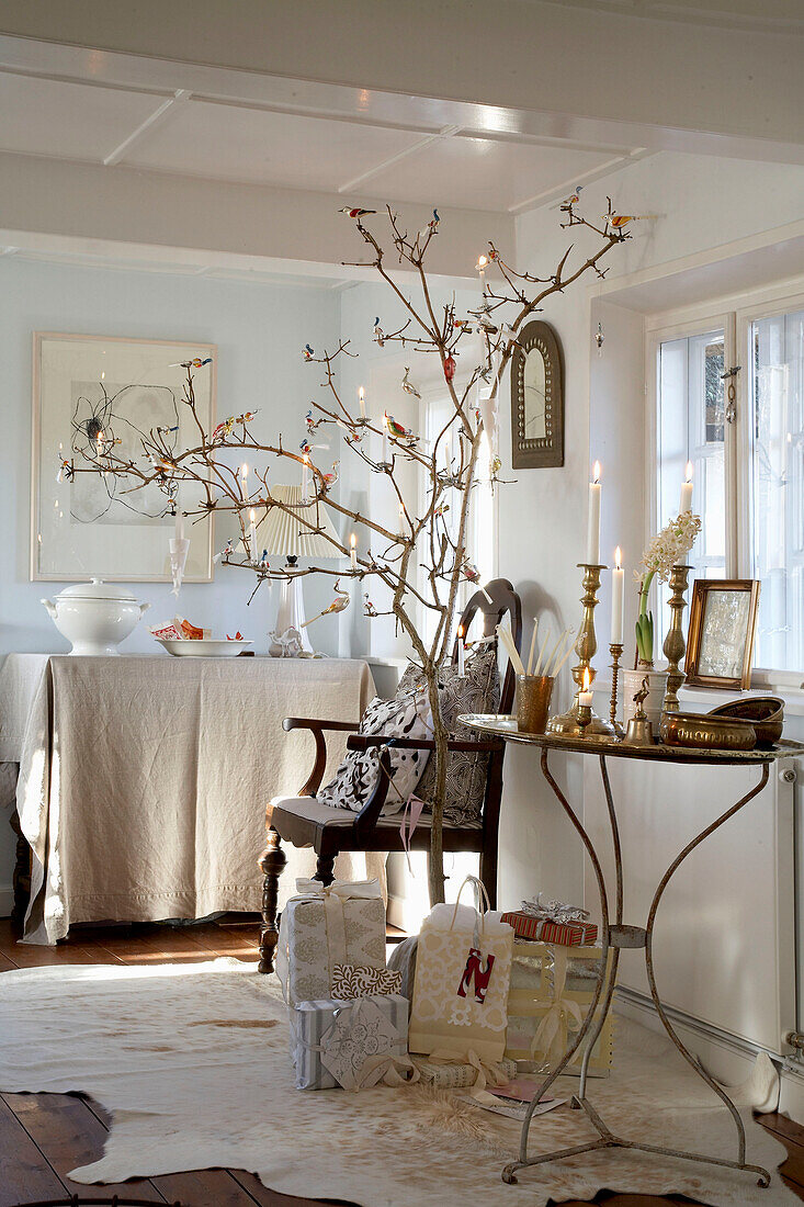 Geschmückter Baum mit Geschenken im Wohnzimmer