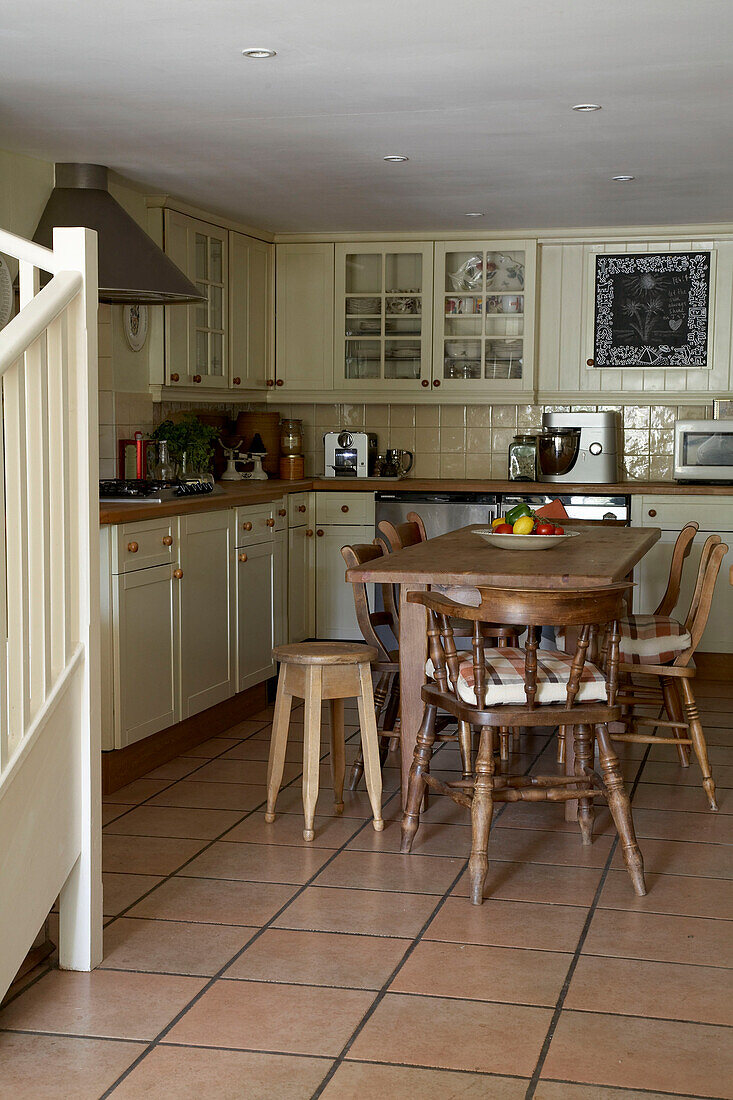 Küche mit gefliestem Boden und Holztisch in Rye, Sussex