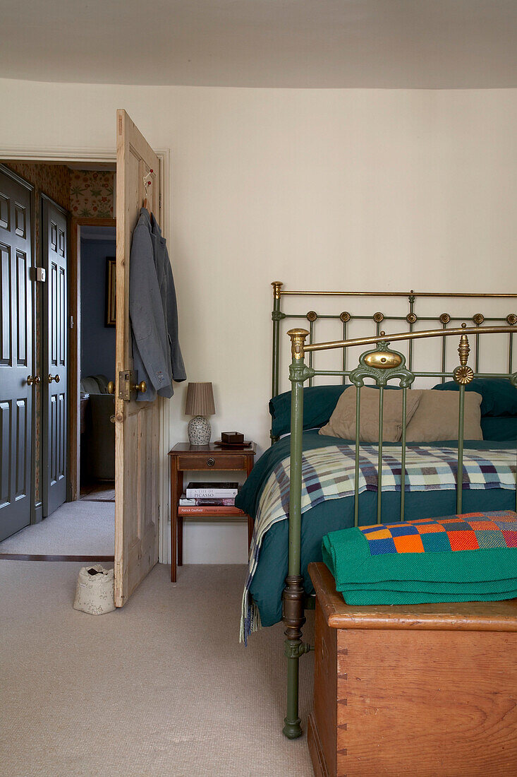 Messingbett und gehäkelte Decke in einem Schlafzimmer in Rye, Sussex