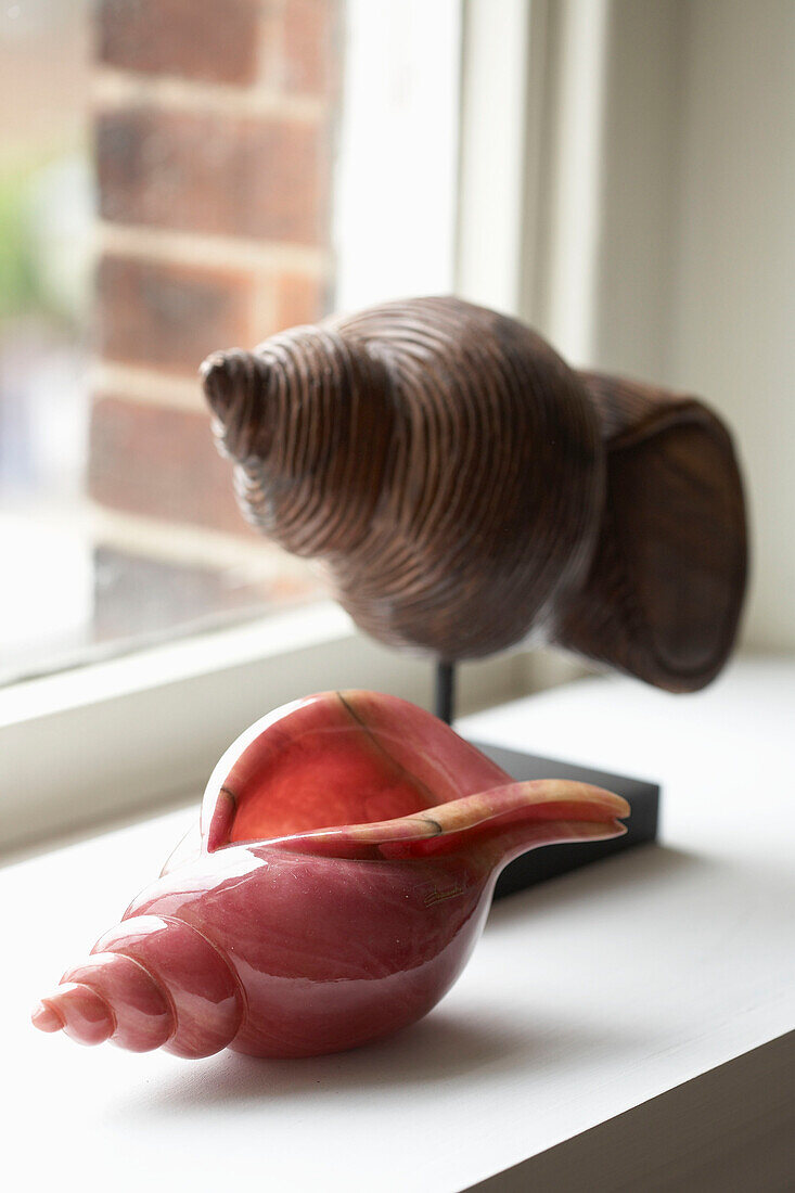 Muscheln auf der Fensterbank im Haus in Arundel, West Sussex