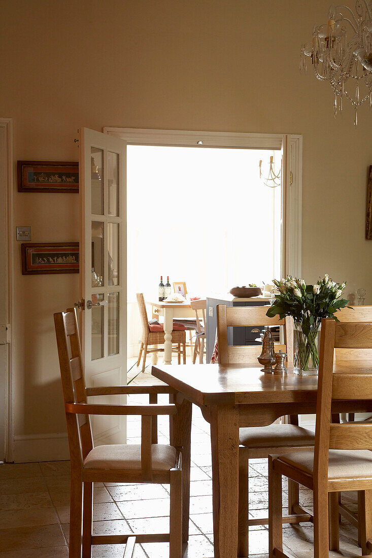 Holzstühle und Tisch in Küche, Arundel, West Sussex